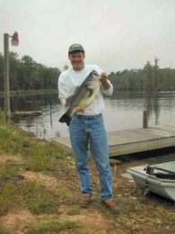 Biggest_bass_I_ever_caught_in_Millen_Ga_where_we_have_an_old_mill_pond_I_fished_two_hours_and_had_one_bite_It_was_February_2005jpg_Thumbnail1_633021374423330000